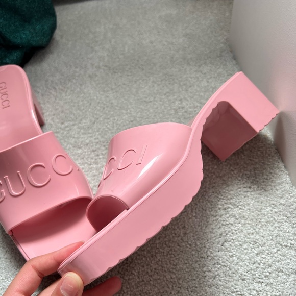 Pink Gucci jelly sandals - Picture 2 of 7
